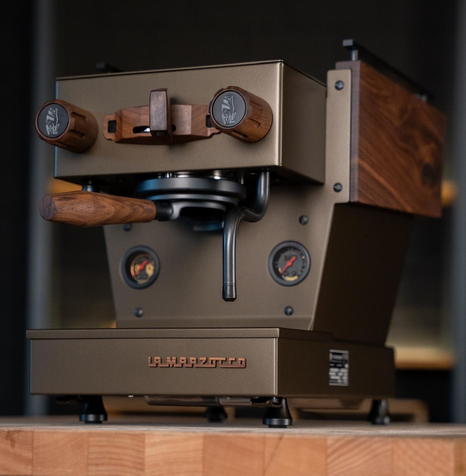 La Marzocco Linea Micra Heritage Bronze und Walnut Frontansicht