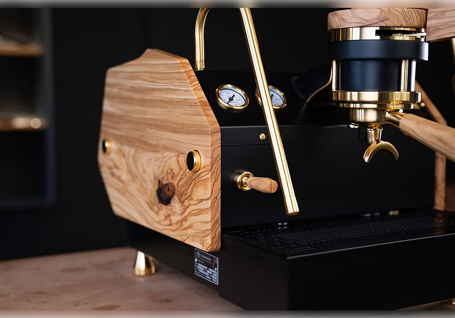 La Marzocco GS3 MP Custom Schwarz Gold Olivenholz Detailansicht Paddle