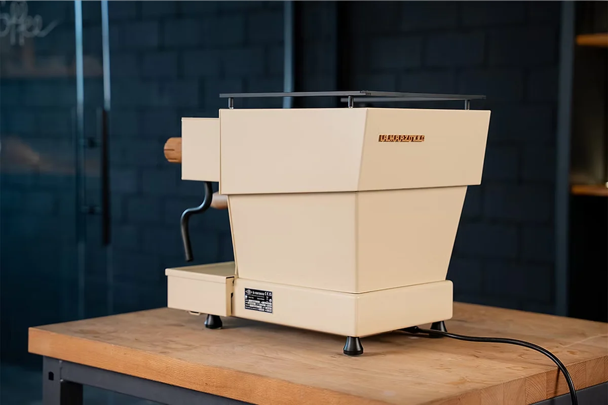 La Marzocco Linea Micra Elfenbein und Eiche Detailansicht Griff