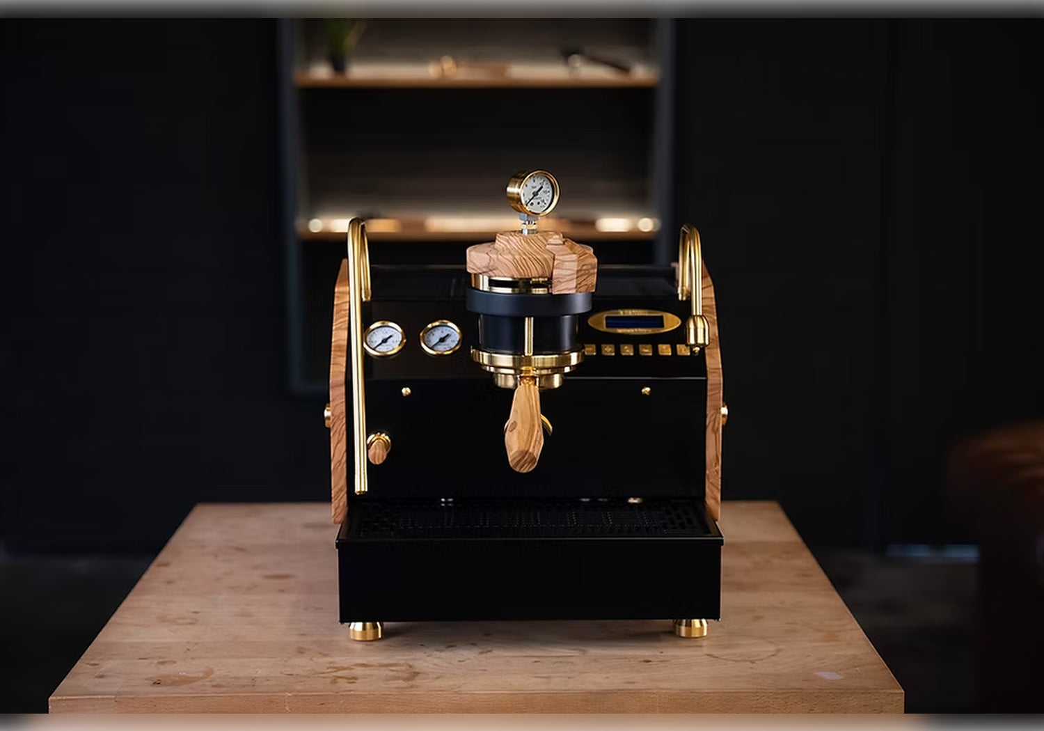 La Marzocco GS3 MP Custom Schwarz Gold Olivenholz von RB Crafts Frontansicht