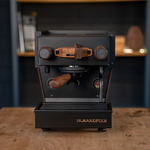 La Marzocco Linea Micra All Black und Walnut Edition Frontansicht