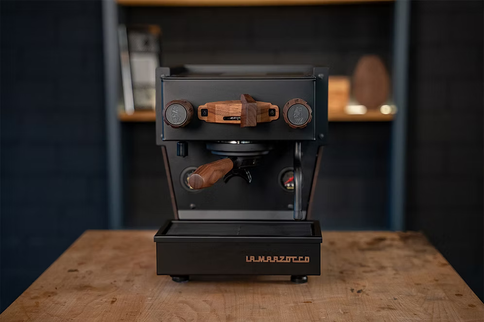 La Marzocco Linea Micra All Black und Walnut Edition Frontansicht