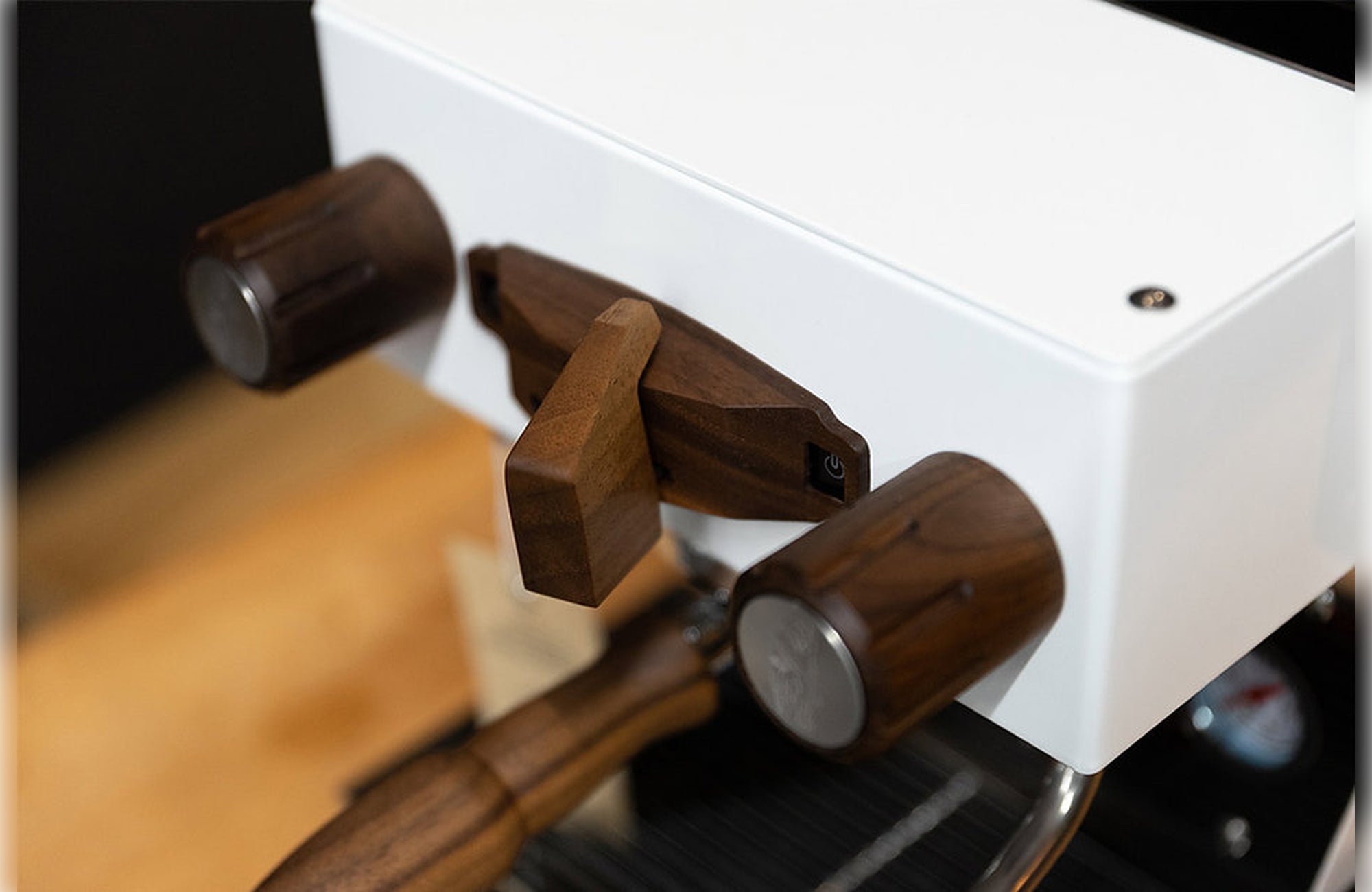 La Marzocco Linea Micra Weiß mit Walnussholz Detailansicht