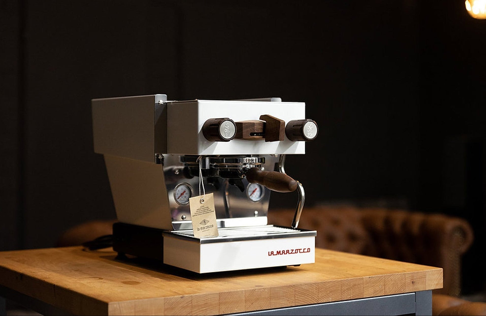 La Marzocco Linea Micra Weiß mit Walnussholz von RB Crafts Frontansicht