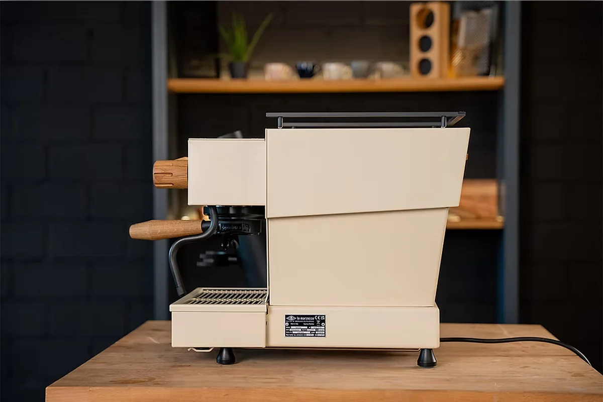 La Marzocco Linea Micra Elfenbein und Eiche Detailansicht Dampflanze