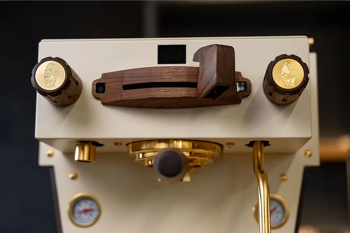 La Marzocco Linea Mini R Custom All Black mit Holz Detailansicht Griff