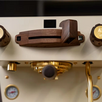La Marzocco Linea Mini R Custom All Black mit Holz Detailansicht Griff