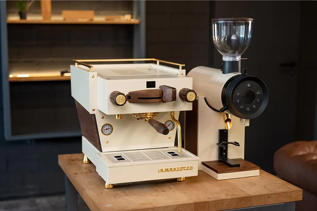 La Marzocco Linea Mini R Custom All Black mit Holz Frontansicht