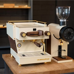La Marzocco Linea Mini R Custom All Black mit Holz Frontansicht