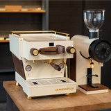 La Marzocco Linea Mini R Custom All Black mit Holz Frontansicht