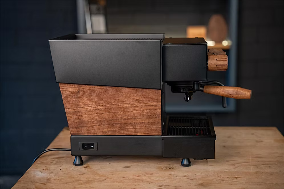 La Marzocco Linea Micra All Black und Walnut Edition Detailansicht