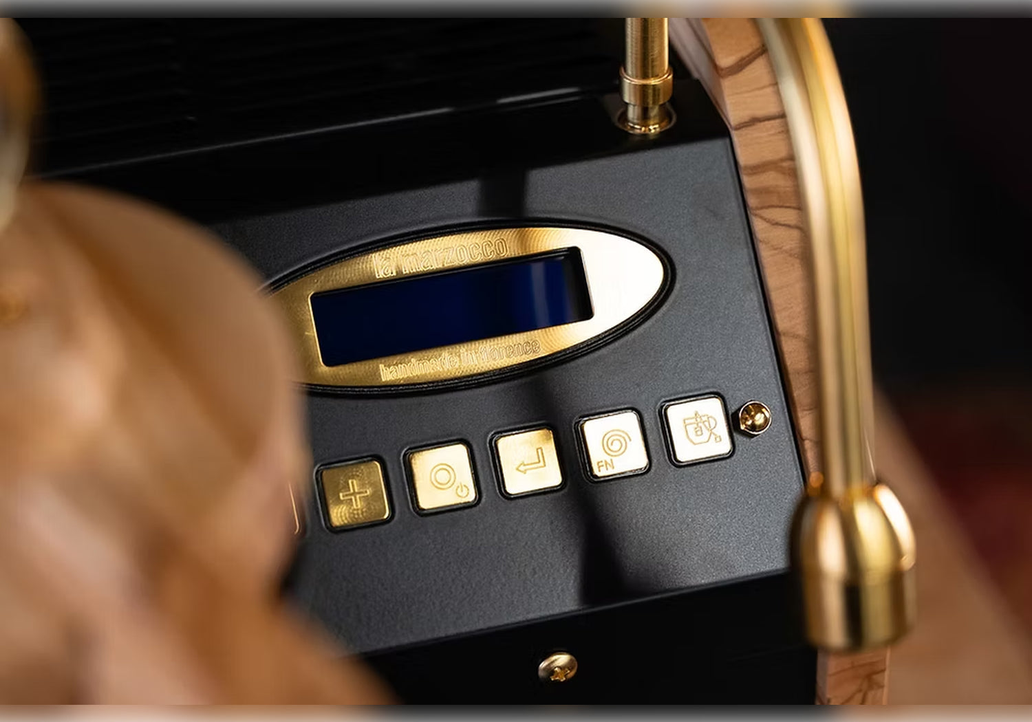 La Marzocco GS3 MP Custom Schwarz Gold Olivenholz Seitenansicht