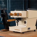 La Marzocco Linea Micra Elfenbein und Eiche von RB Crafts Frontansicht