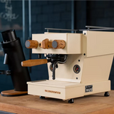 La Marzocco Linea Micra Elfenbein und Eiche von RB Crafts Frontansicht