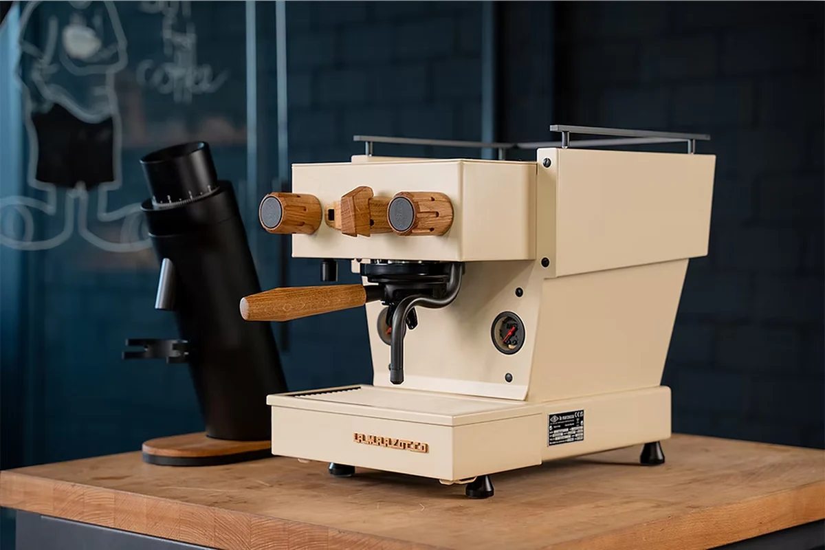 La Marzocco Linea Micra Elfenbein und Eiche von RB Crafts Frontansicht