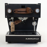 La Marzocco Linea Mini R Schwarz mit Walnussholz von RB Crafts Frontansicht
