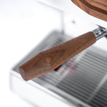 La Marzocco Linea Mini R Weiß mit Walnussholz Detailansicht Griff