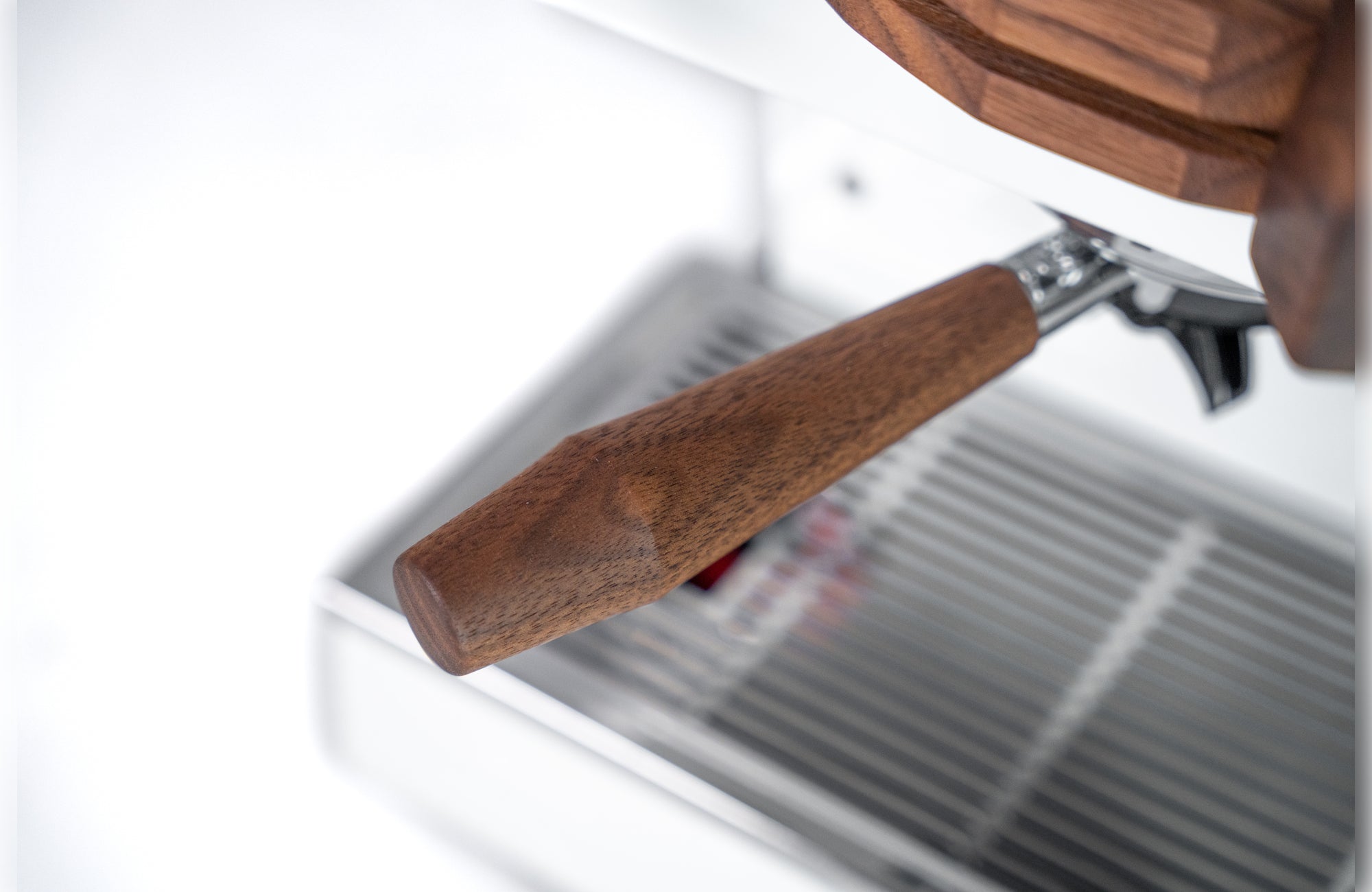 La Marzocco Linea Mini R Weiß mit Walnussholz Detailansicht Griff
