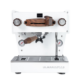 La Marzocco Linea Mini R Weiß mit Walnuss, Pico & Brew by Weight Bundle