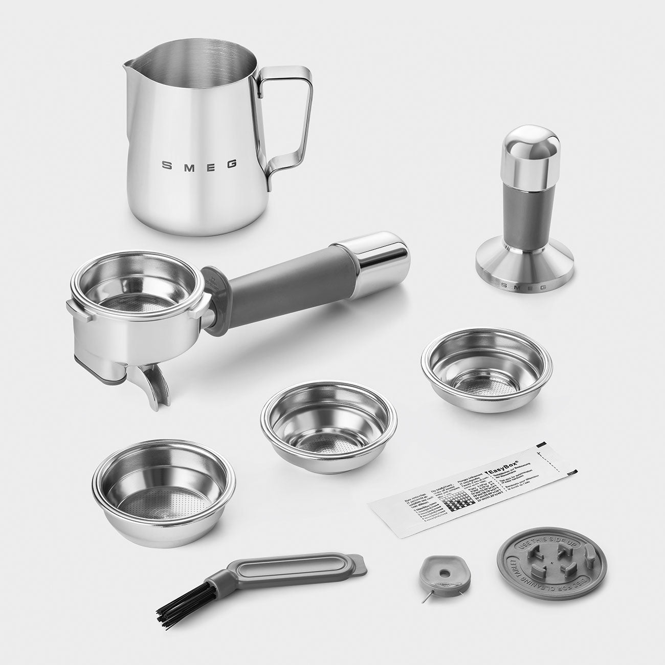 Smeg EGF03 Detailansicht Siebträger und Zubehör