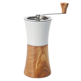 Hario V60 Kaffeemühle aus Olivenholz und Keramik mit einstellbarem Mahlwerk.