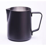Joefrex Milchkännchen 590ml aus schwarzem Edelstahl mit präziser Ausgusstülle für Latte Art.