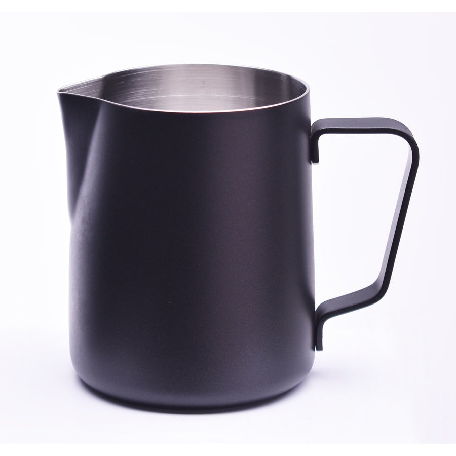 Joefrex Milchkännchen 590ml aus schwarzem Edelstahl mit präziser Ausgusstülle für Latte Art.