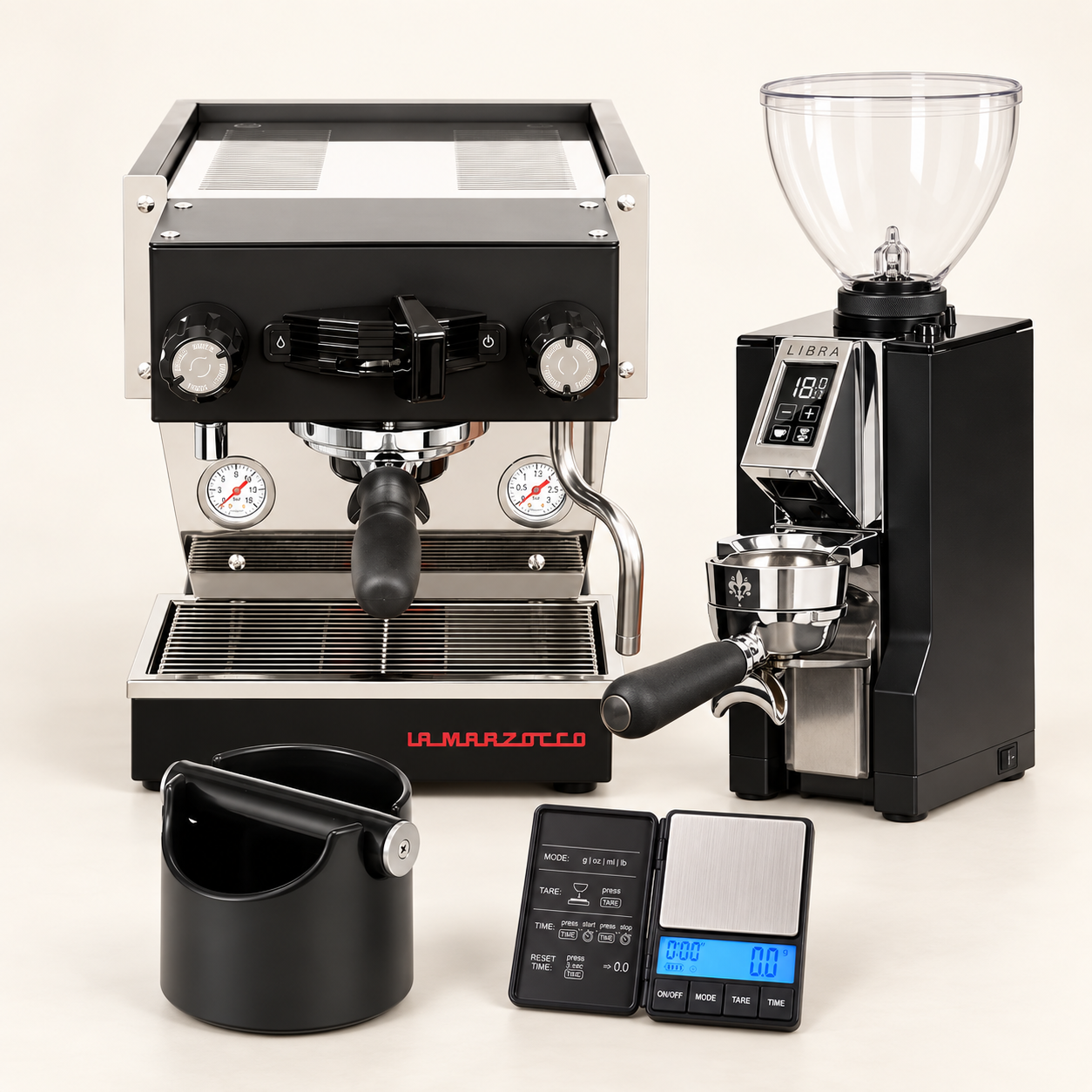 La Marzocco Linea Micra Schwarz und Eureka Libra 65 AP Schwarz mit Knock Box und Espressowaage