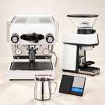 La Marzocco Linea Micra Weiß, Pico Weiß, Milchkännchen und Waage – KI-generierte Bundle-Darstellung