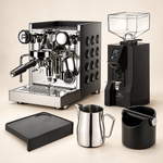 Rocket Appartamento TCA Chrom/Schwarz und Eureka Specialità Schwarz mit JoeFrex Tampermatte L, 500-ml-Milchkännchen und Abschlagbox